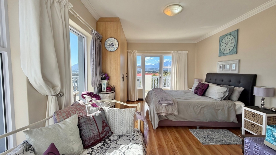 5 Bedroom Property for Sale in Mountainside Western Cape